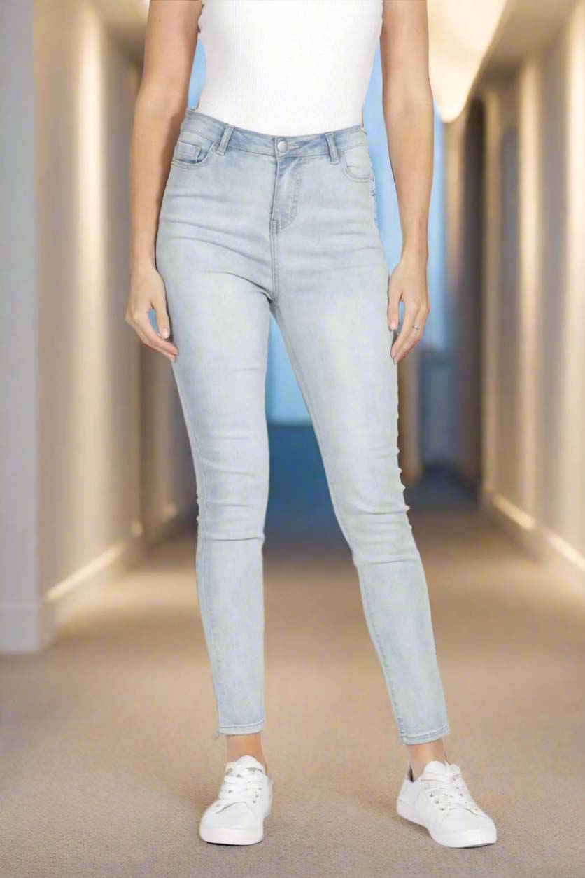 Rizzo Jean in Light Indigo | Betty Basics | Hey Sara